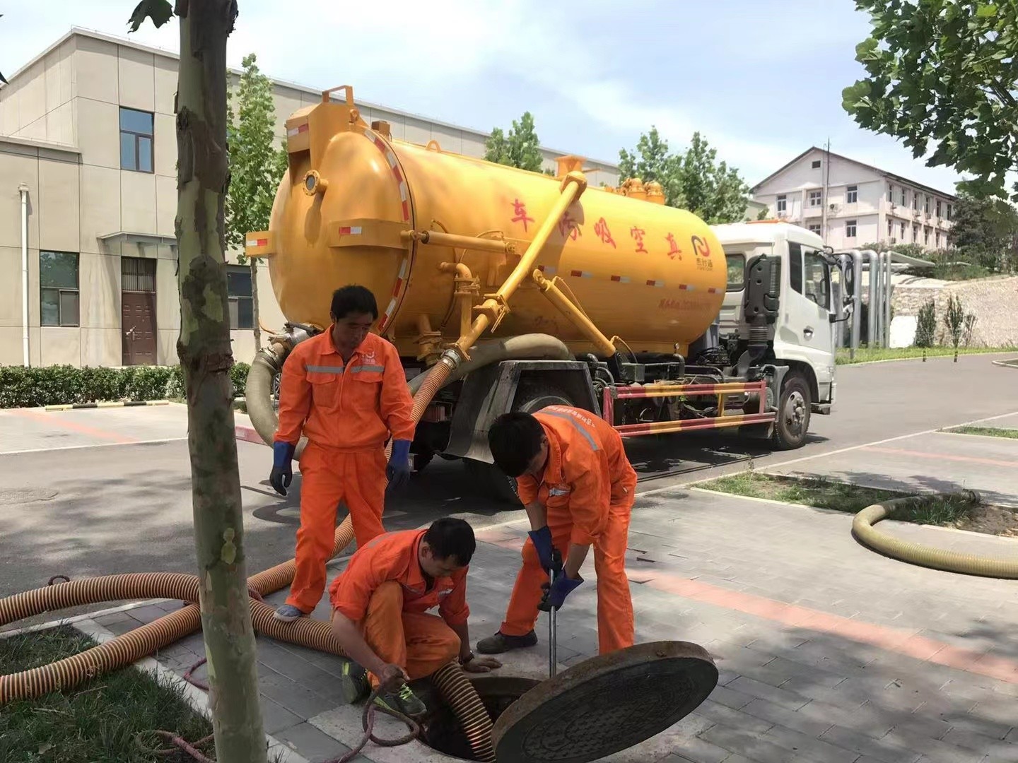 正镶白管道疏通车停在窨井附近