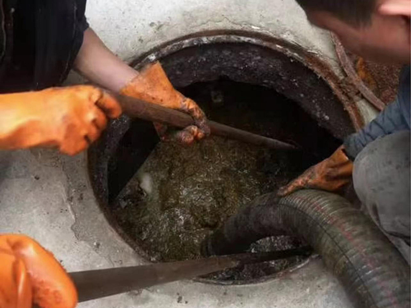 正镶白清理化粪池时如何避免沼气的危害？